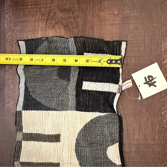 Geometric Patterned Scarf - Picture 6 of 7